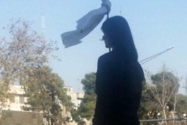 ایرانیان کجا ایستاده‌اند: له یا علیهِ دختران خیابان انقلاب؟