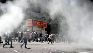 پلیس با پرتاب گاز اشک‌آور به تجمع اعتراضی مقابل مجلس شورای اسلامی یورش برد